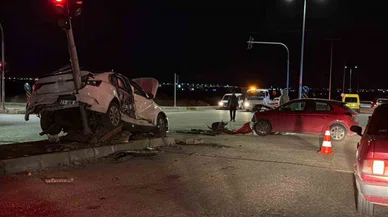 Bağlar’da iki otomobil çarpıştı: 3 yaralı