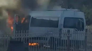 Diyarbakır’da seyir halindeki minibüs alev alev yandı