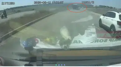 Ters yöndeki otobüsten kaçarken kaza yaptı: O anlar kamerada