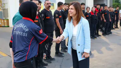 Diyarbakır'da yangında yaralanan itfaiyecilere ziyaret: Eşbaşkan Bucak teşekkür etti