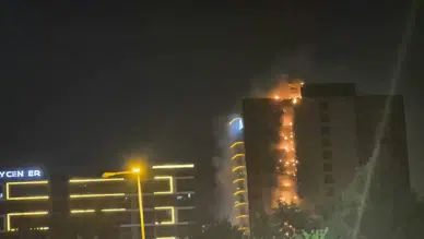Alevler Kayapınar'da plazayı sardı Dış cepheden çatıya sıçrayan yangına çok sayıda ekip