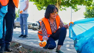 Diyarbakır Stadı çevresinde büyük temizlik: Eşbaşkan poşeti alıp çöp topladı