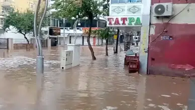Silvan'da sağanak ve dolu hayatı felç etti: Cadde ve sokaklar göle döndü