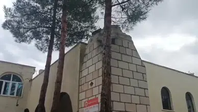 Diyarbakır Bismil'de şiddetli fırtına dehşeti: Caminin minaresi evin üzerine devrildi