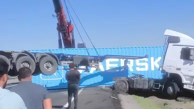 Siverek-Diyarbakır kara yolunda TIR şarampole girdi: Yaralı var