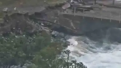 Çüngüş ile Pütürge arasındaki köprü Karakaya Barajı'ndaki tahliye nedeniyle hasar gördü
