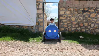 Diyarbakır Eğil'de babalık dersi Engelli oğlu için atıklardan paletli araç tasarladı