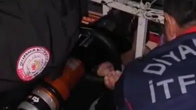 Silvan’da kafası balkon korkuluklara sıkışan çocuk kurtarıldı