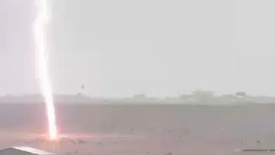 Diyarbakır'da boş araziye yıldırım düştü! O anlar kameraya yansıdı
