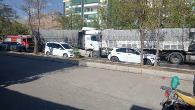 Diyarbakır’da freni patlayan tır, önündeki tıra çarptı