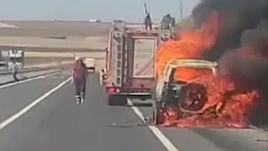 Diyarbakır’da seyir halindeki araç aniden alev aldı