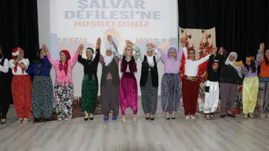Diyarbakır’da zamansız şalvar defilesi büyüledi: 7 bölgenin kültürü aynı podyumda!