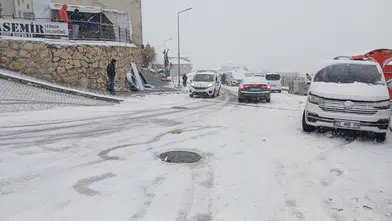 Kulp’ta kar yağışı ve buzlanma ulaşımı felç etti