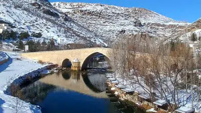 850 yıllık Haburman Köprüsü karda kartpostallık manzara sundu