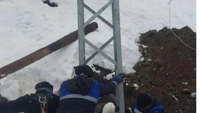Çüngüş'te elektrik seferberliği: Kar nedeniyle devrilen direkler yeniden dikildi