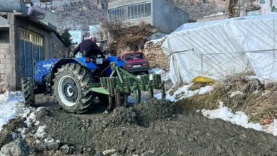 İmece ruhu yeniden hayat buldu: Diyarbakır Çermik'te bozulan yolu köylüler düzeltti