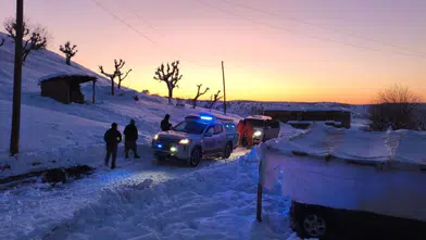 Diyarbakır’da zamana karşı yarış: UMKE ve jandarma karda yürüyerek hastaya ulaştı
