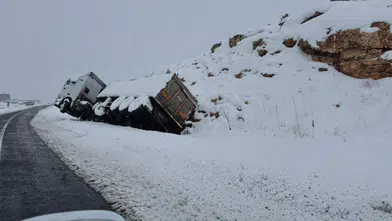 Ergani’de kar kazası: Tır yoldan çıktı