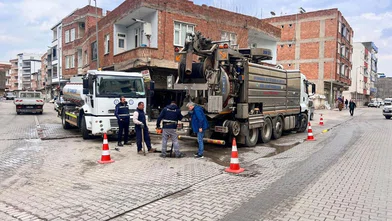 Diyarbakır'ın ilçesinde taşkın riskine önlem: 2 bin metrelik hat temizlendi
