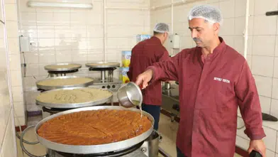Diyarbakır'ın tatlıcıları 3 vardiya 24 saat üretimde: Rekor satış bekleniyor