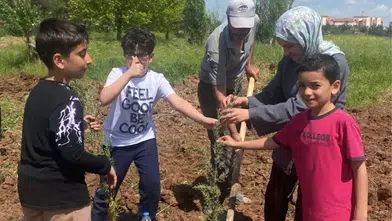 Dicle Üniversitesi Diyarbakır'da minikleri doğayla buluşturdu: Fidan diktiler
