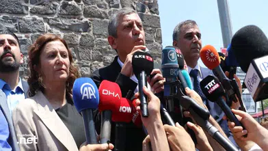 Özgür Özel Diyarbakır'da Demirtaş'ın selamını paylaştı: "Başımızın üstünde"