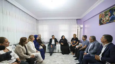 Diyarbakır'da duygusal buluşma Özgür Özel, Rojin Kabaiş'in ailesine taziye ziyaretinde