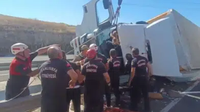 Diyarbakır-Şanlıurfa yolunda korkutan kaza: TIR devrildi, sürücü hastanelik oldu