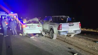 Genç-Diyarbakır karayolunda otomobil ile pikap kafa kafaya çarpıştı: Yaralılar var