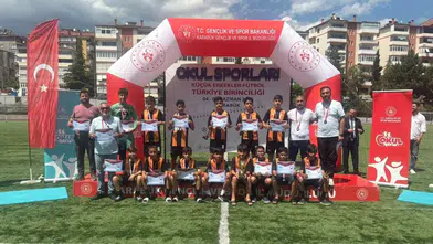 Diyarbakır'daki okul futbolda büyük gurur yaşattı: Karabük'te derece yaptılar