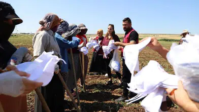 Diyarbakır'da çiftçilere sürpriz hediye: Yarım elma, gönül alma