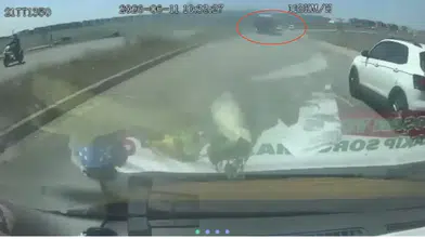 Ters yöndeki otobüsten kaçarken kaza yaptı: O anlar kamerada