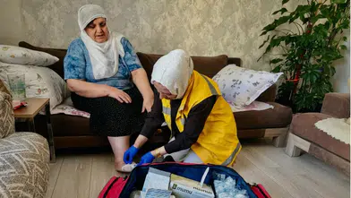 Diyarbakır'da kapı kapı dolaşıp hasta ve engelli vatandaşlara ilaç oluyorlar