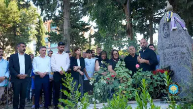 Diyarbakır'ın eşbaşkanları Hatay'da 19 yaşında hayatını kaybeden genci andı
