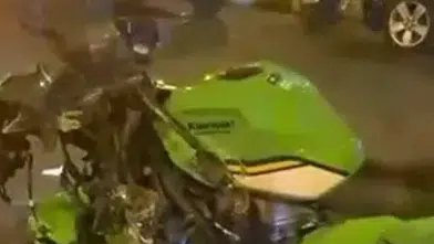 Kayapınar’da yürekleri ağza getiren kaza Motosiklet sürücüsü refüje çarparak yaralandı