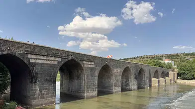 Diyarbakır'da 40 dereceyi aşan kavurucu sıcaklar tarihi On Gözlü Köprü'yü ıssız bıraktı