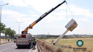 Diyarbakır Silvan Yolu'nda estetik operasyonu: Tabelalar sökülüp götürüldü