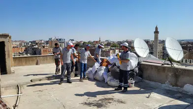 Diyarbakır'da çatısı çöplüğe dönen eve operasyon: Temizlenmesi saatler sürdü