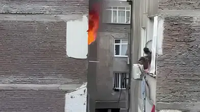 Sur'da apartman sakinleri korku dolu anlar yaşadı: Alevler 3'üncü kattan yükseldi