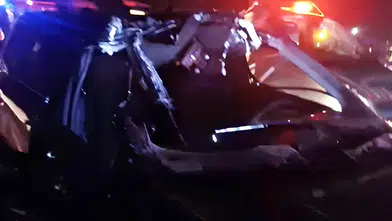 Şanlıurfa-Diyarbakır kara yolunda devrilen levhalar otomobilin üzerine düştü: Yaralılar var