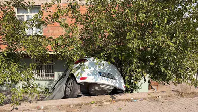 Diyarbakır Sur'da korkutan kaza: Kontrolden çıkan SUV istinat duvarından uçtu