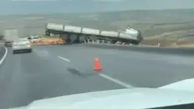Diyarbakır-Silvan kara yolunda tır kazası: Direksiyon hakimiyeti kayboldu, 1 yaralı