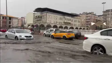 Diyarbakır'da akşam saatlerinde bastıran sağanak hayatı felç etti: Yollar göle döndü