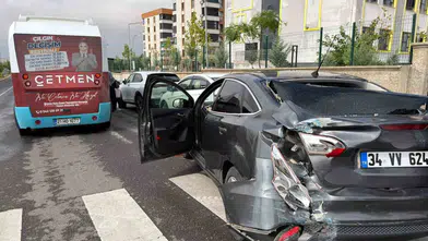 Diyarbakır Kayapınar'da trafik kazası: Halk otobüsü ile otomobil çarpıştı, 4 yaralı
