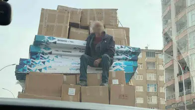 Diyarbakır Urfa Bulvarı'nda tehlikeli yolculuk: Kolilerin üzerinde canını hiçe saydı