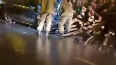 Diyarbakır Bağlar'da yağışlı havada kaza: Otomobil kerestelerin arasına daldı