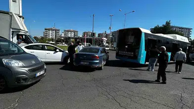 Diyarbakır Kayapınar'da trafik kazası: Otomobil belediye otobüsüne çarptı