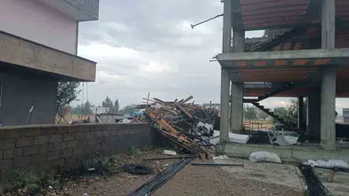 Diyarbakır Bismil'de şiddetli fırtına dehşeti: Cami minaresi yıkıldı, çatılar uçtu