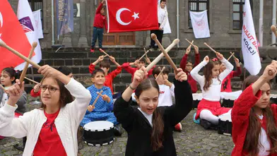 Diyarbakır'ın tarihi Sur sokaklarında 29 Ekim coşkusu: Öğrenciler bayraklarla yürüdü
