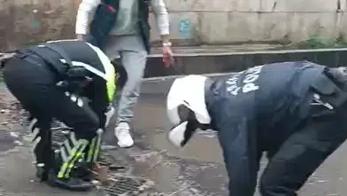 Diyarbakır'da sağanak trafiği kilitledi Polis ekipleri sular altında kalan yolu açtı